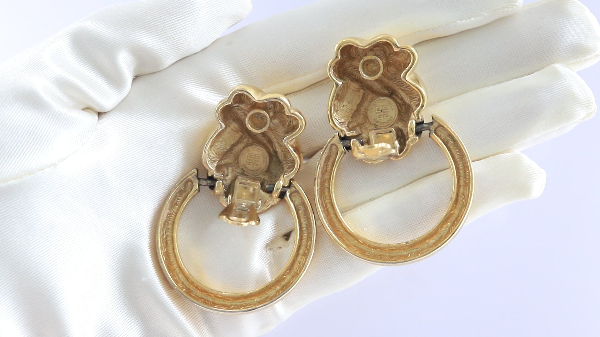◆VINTAGE HOLLYWOOD◆ Bumpy One touch Earrings VH239OEA002B Classic Givenchy Gold Ribbon Vintage Clip-On Earrings – 24
